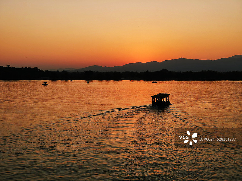 《颐和园日落时的湖景》图片素材