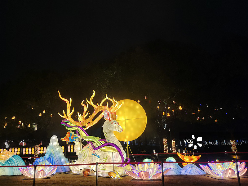 浙江绍兴城市广场的五色鹿花灯 山海经图片素材