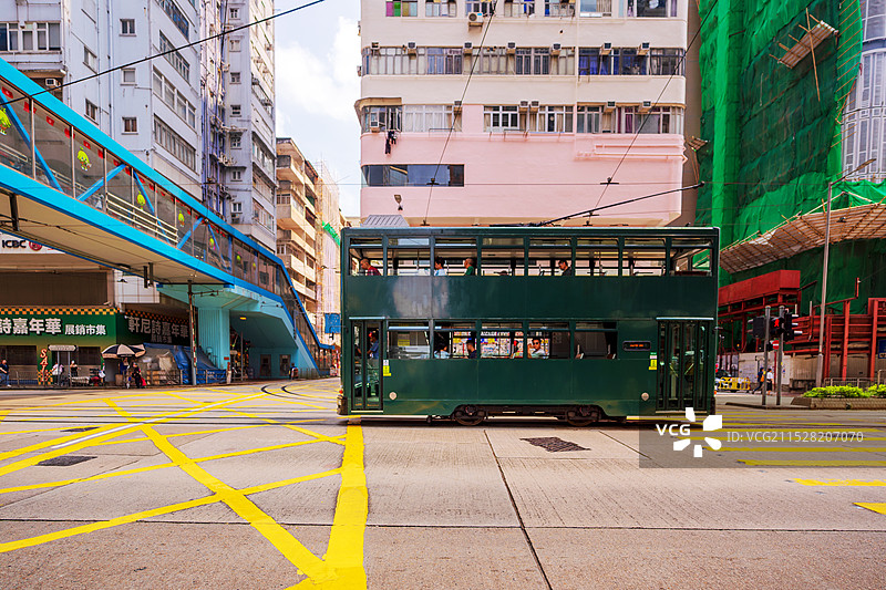 绿色的双层叮叮车图片素材