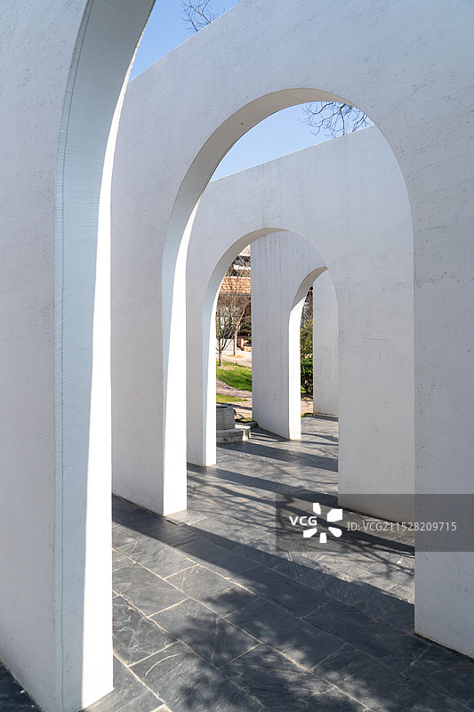 圆拱门走廊简洁现代建筑图片素材