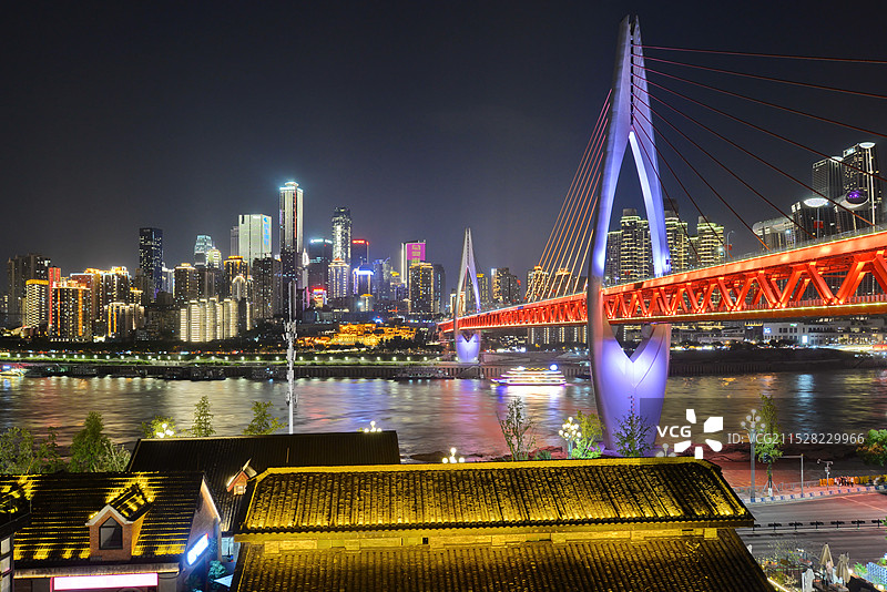 城市风光地标建筑唯美夜景风光，重庆长江，再龙门浩老街望东水门大桥图片素材