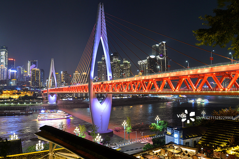 城市风光地标建筑唯美夜景风光，重庆长江，再龙门浩老街望东水门大桥图片素材