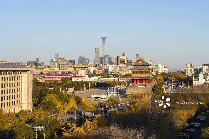 俯瞰大风后的秋天北京前门大街黄叶秋景图片素材