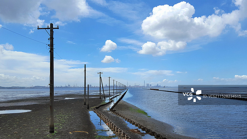 日本千叶县木更津市江川海岸，通向海中的电杆图片素材
