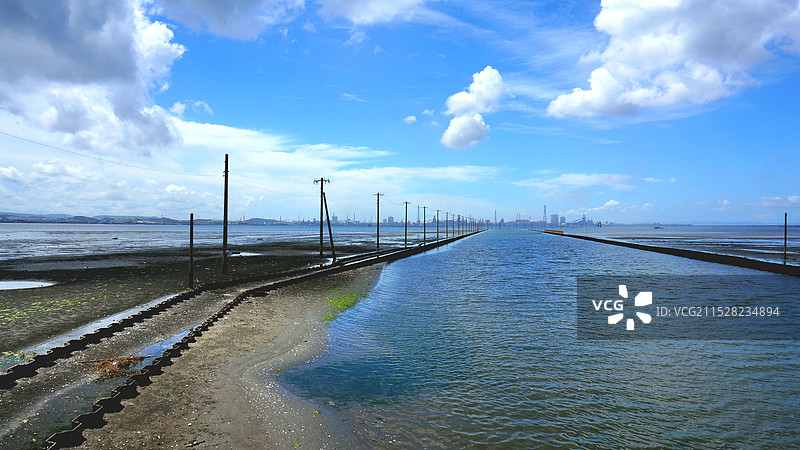 日本千叶县木更津市江川海岸，通向海中的电杆图片素材