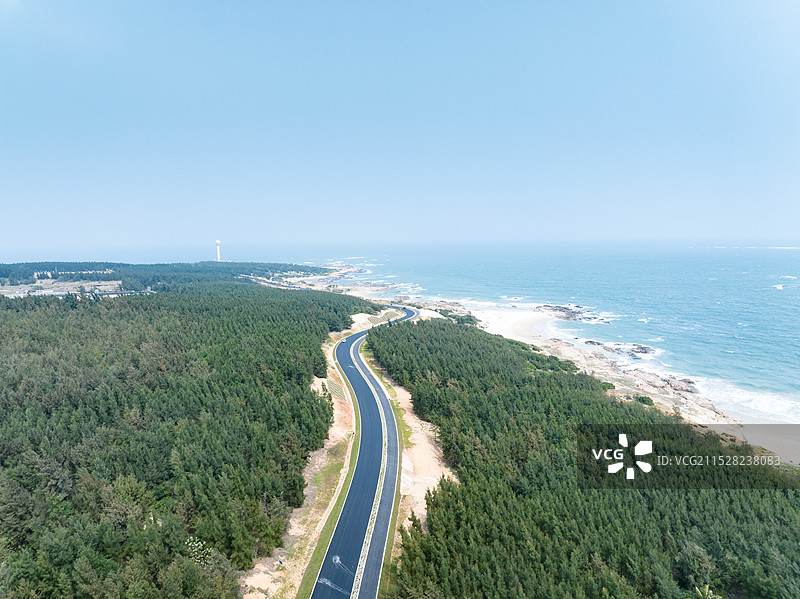 穿过海边森林的公路俯瞰图片素材