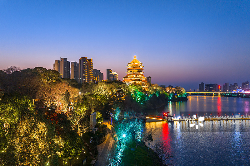 鹰潭城市风光天际线北极阁夜景图片素材
