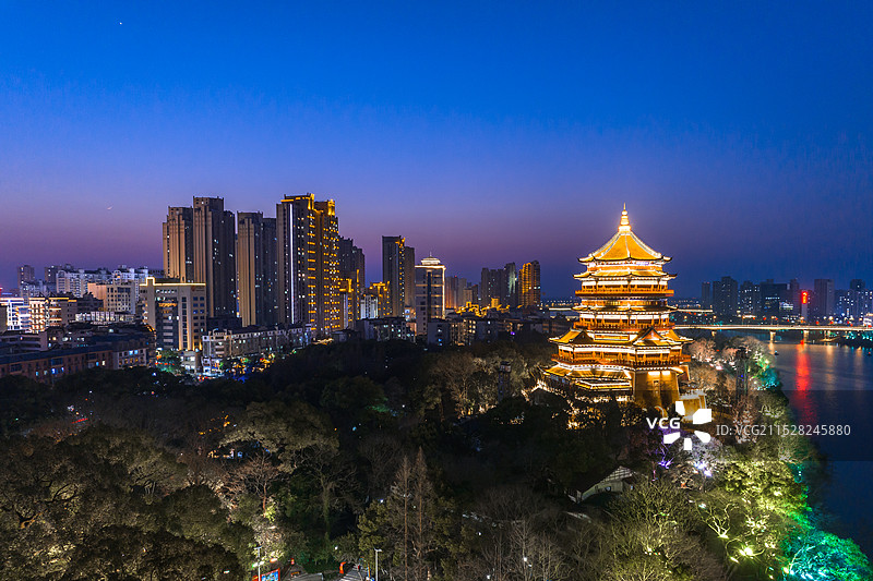 鹰潭城市风光天际线北极阁夜景图片素材