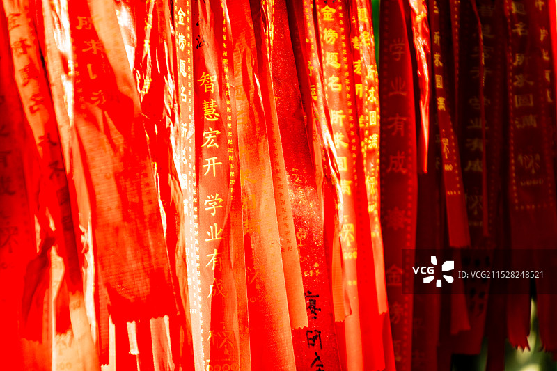祈福的红丝带-常熟兴福寺图片素材