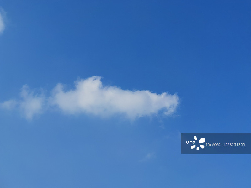 2024秋冬季成都地区正午蓝天白云图片素材