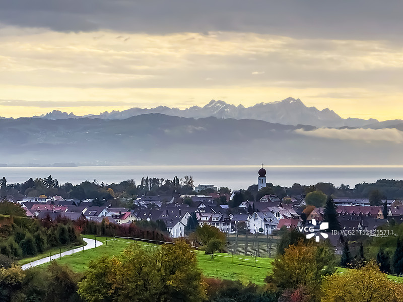 黄昏时的阿尔卑斯雪山脚下的德国小镇图片素材