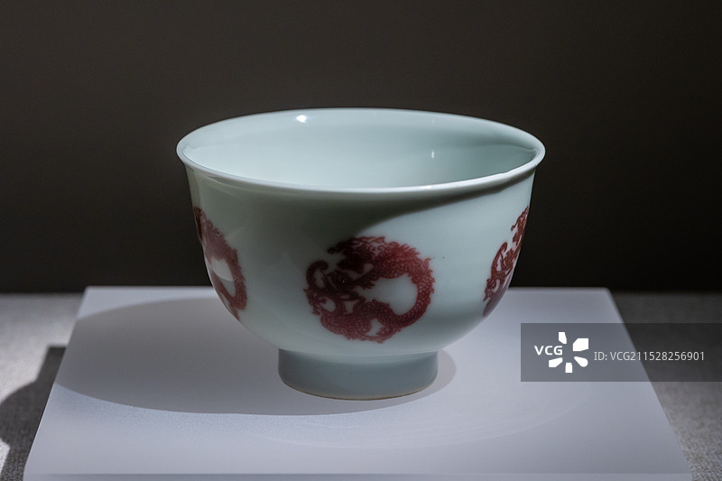 青康熙官窑瓷器釉里红团龙纹碗组图图片素材