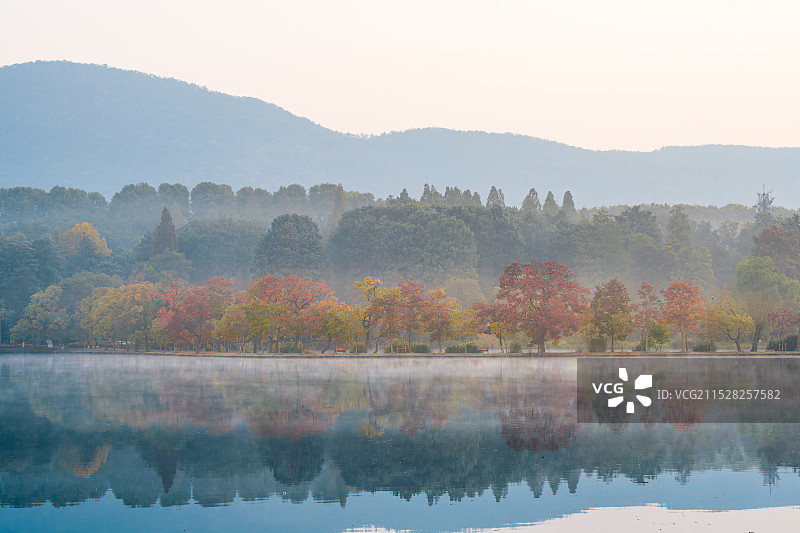 南京中山植物园前湖秋色图片素材