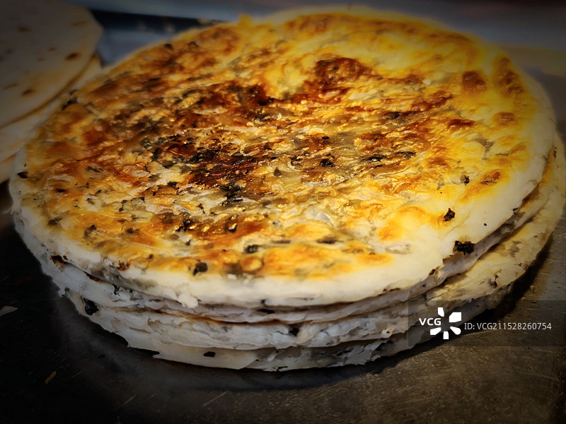 梅干菜鲜肉烧饼：盘子里食物高视角特写镜头图片素材