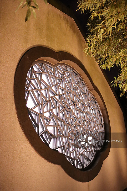 江苏苏州博物馆的海棠花窗夜景图片素材