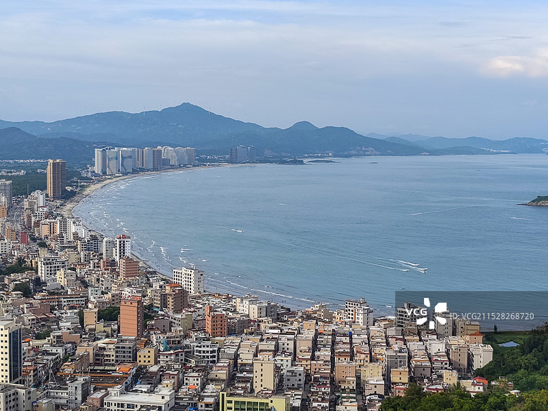 惠州惠东双月湾观景台俯拍双月湾全景，右侧虹海湾图片素材
