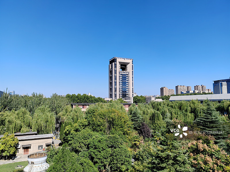 西安交通大学主E楼及南草坪图片素材