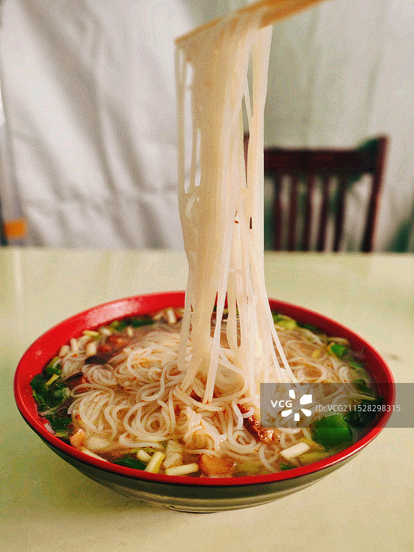 桌上碗里的米线特写镜头图片素材
