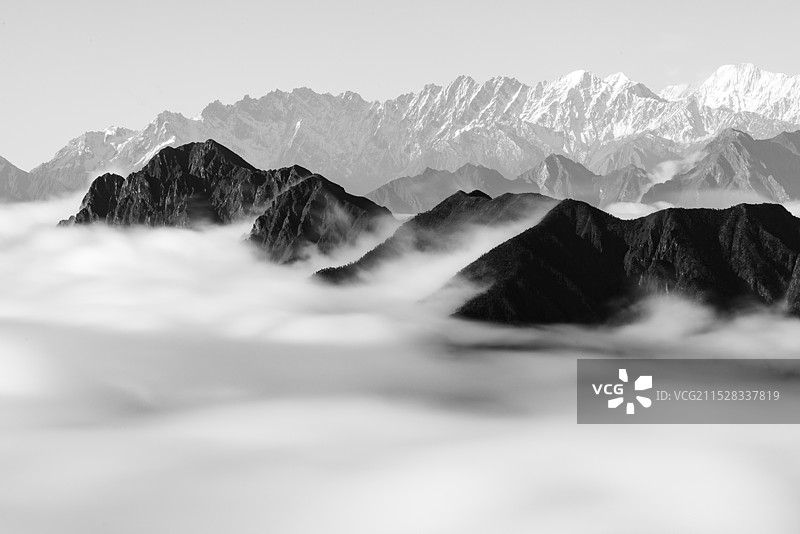 黑白雪山与云海图片素材