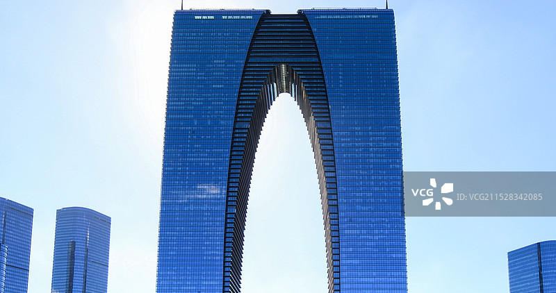 中国苏州东方之门建筑光影魅力图片素材