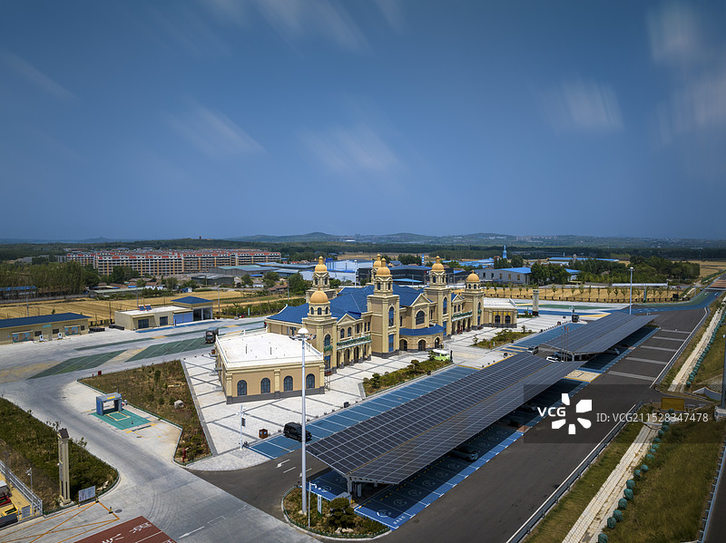 航拍视角下的山东高速服务区图片素材