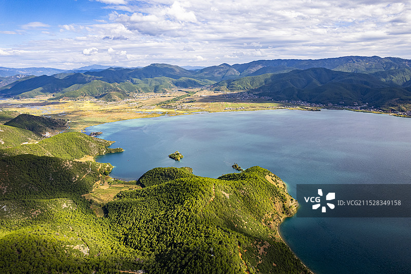 云南丽江泸沽湖女神湾清澈见底的湖水和优美的自然风景航拍图片素材