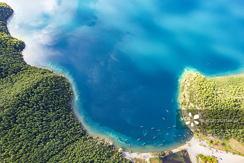 云南丽江泸沽湖女神湾清澈见底的湖水和优美的自然风景航拍图片素材