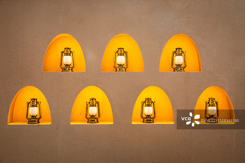 一排古典的灯放在弧形墙壁内图片素材