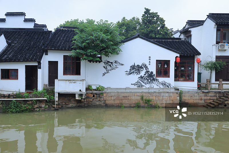 苏州轻盈素雅的苏派建筑白墙灰瓦依水而建图片素材