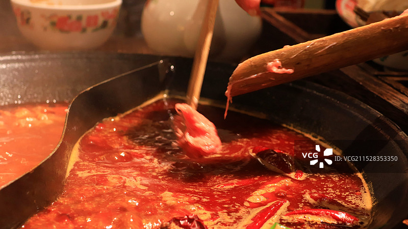 向火锅中加牛肉丸图片素材
