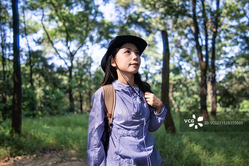 在爬广州著名景点白云山的女人图片素材