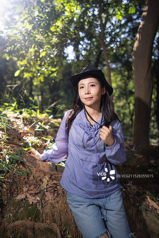 在爬广州著名景点白云山的女人图片素材