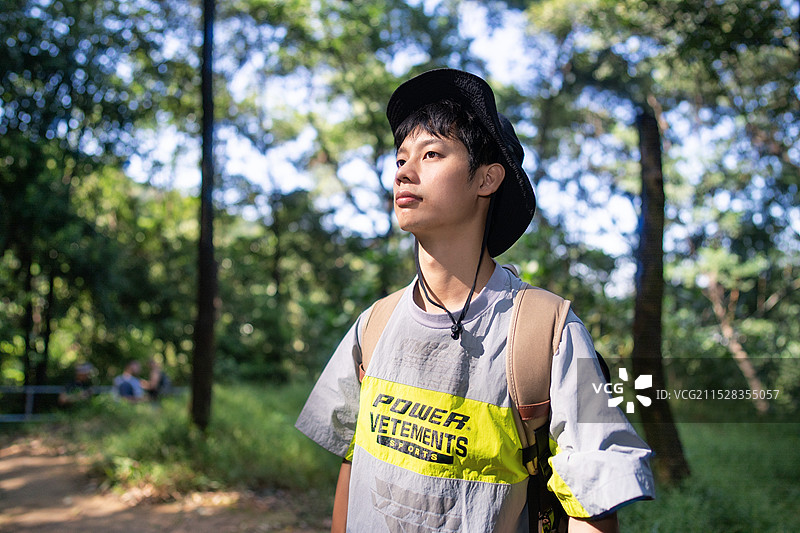 在爬广州著名景点白云山的男人图片素材