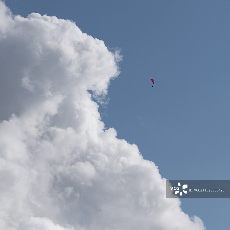白云和滑翔伞,摄于瑞士日内瓦图片素材