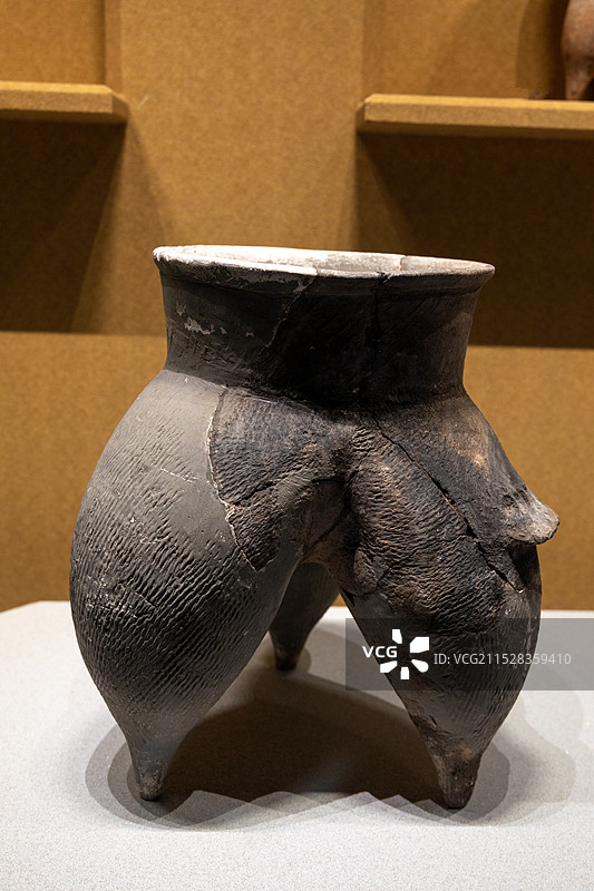 山西博物院展出文物陶鬲 夏(公元前21世纪--前16世纪)山西省忻州市游邀遗址出土图片素材