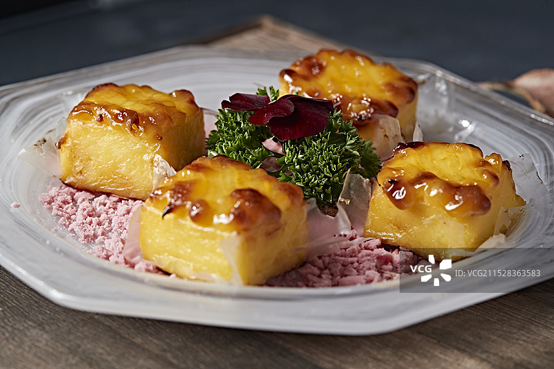 焦糖菠萝芝士蛋糕图片素材