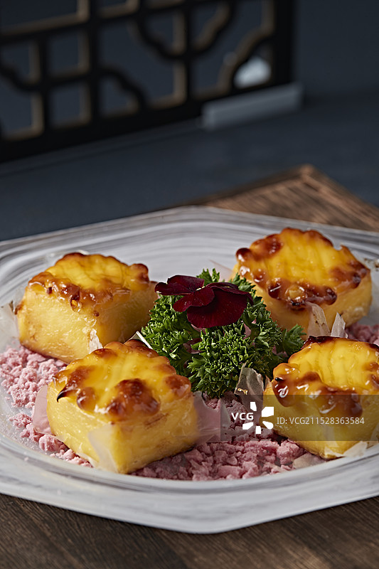 焦糖菠萝芝士蛋糕图片素材