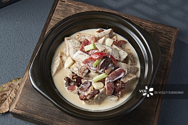 砂锅奶汤芋头爆广式腊肠咸肉图片素材