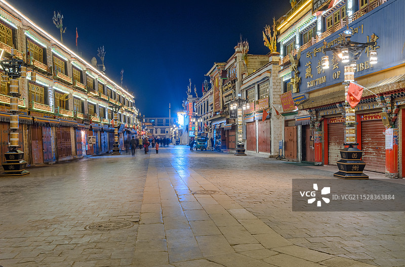 西藏拉萨八廓街历史文化风情街区夜景灯光图片素材