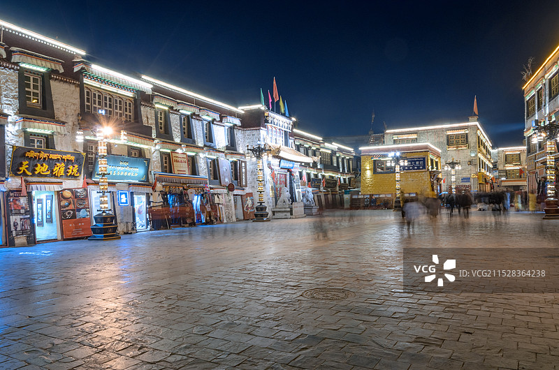 西藏拉萨八廓街历史文化风情街区夜景灯光图片素材