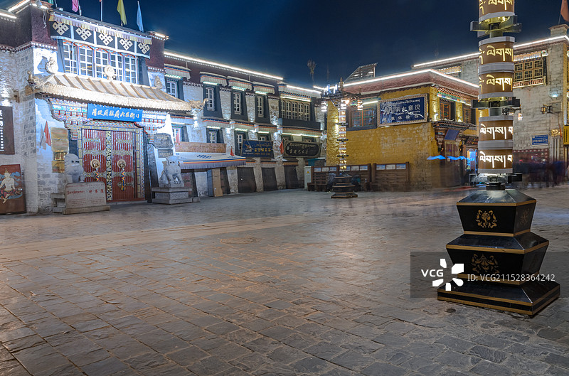 西藏拉萨八廓街历史文化风情街区夜景灯光图片素材