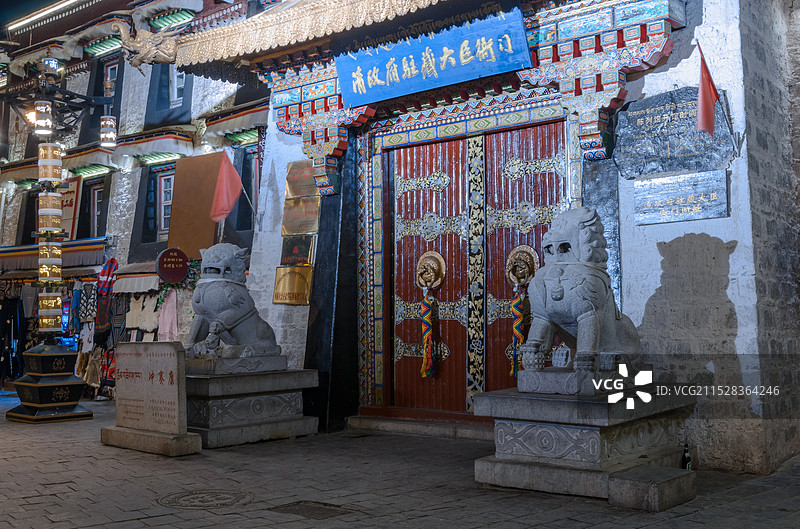 西藏拉萨八廓街历史文化风情街区夜景灯光图片素材