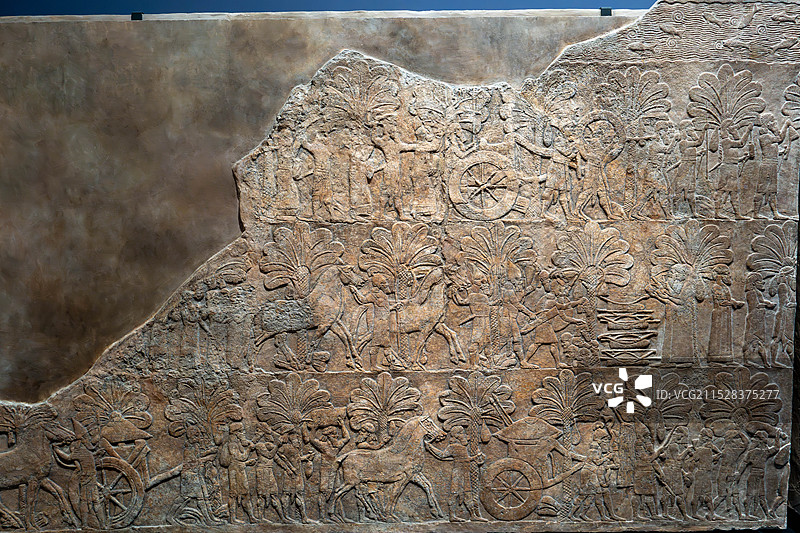 亚述巴尼拔检视来自巴比伦的战利品和俘虏图片素材