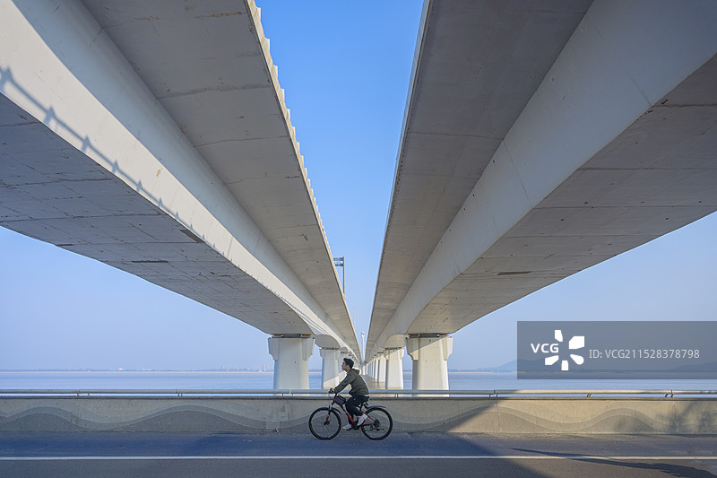 骑行经过江东大桥桥下图片素材