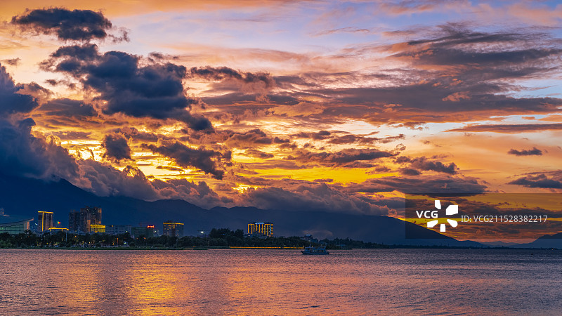云南大理洱海码头日落晚霞图片素材