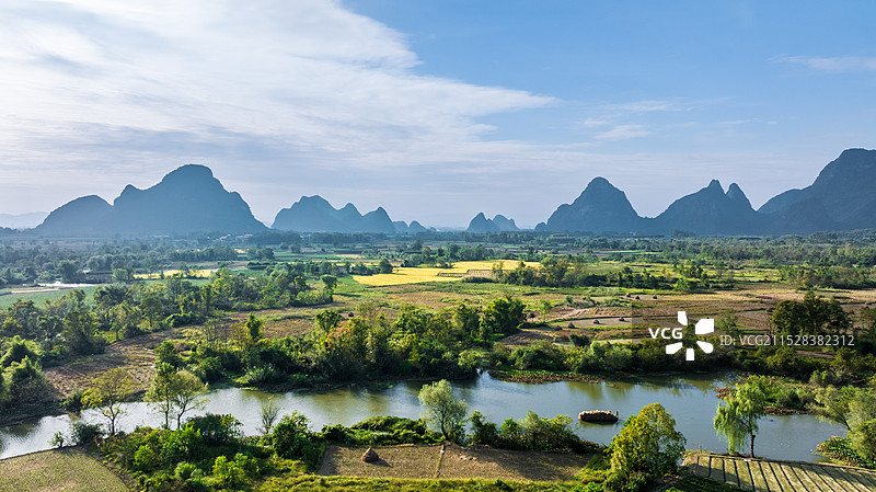 秋天桂林会仙湿地河流中运输稻草的船图片素材