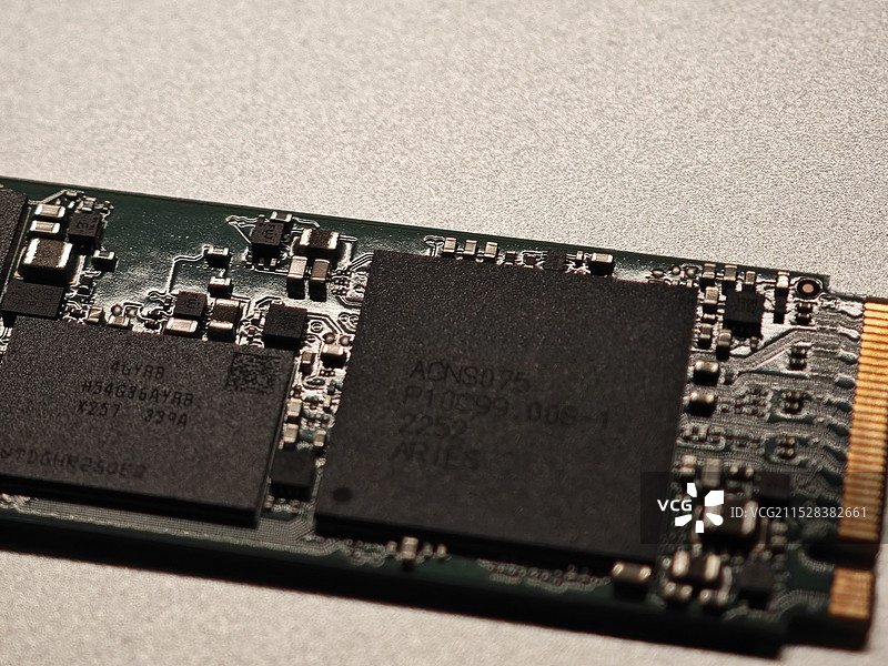 M.2接口的固态硬盘 储存颗粒 笔记本电脑消费电子元器件特写 计算机电路板图片素材