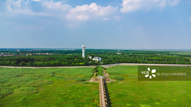 上海市横沙岛-多云的天空衬托着海滩的景色图片素材