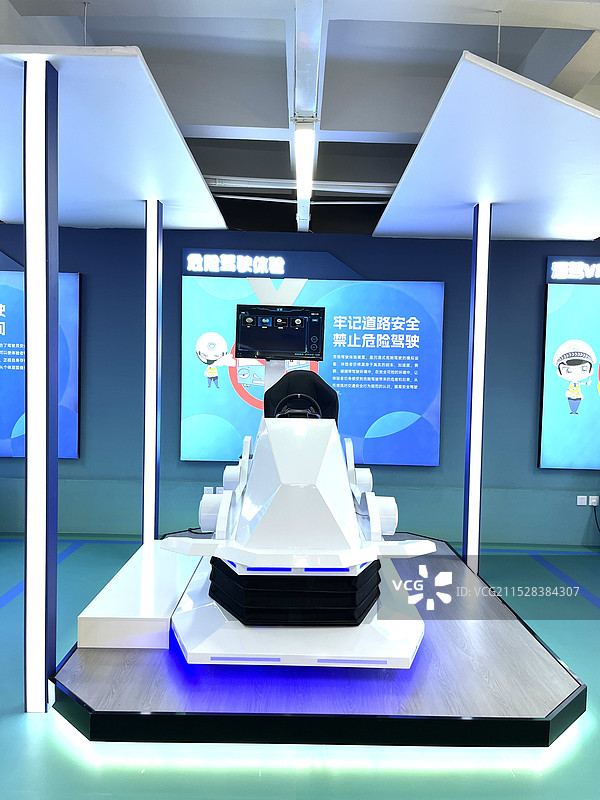 VR危险驾驶体验机图片素材