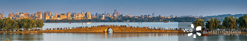 西湖白堤锦带桥与杭州城市全景图片素材